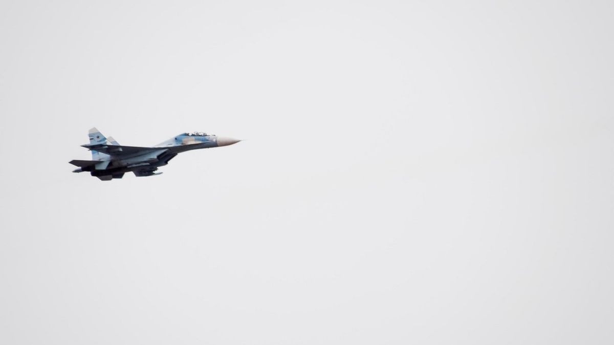 Posílení Íránci? Po internetu kolují záběry ruského Su-35 nad Teheránem